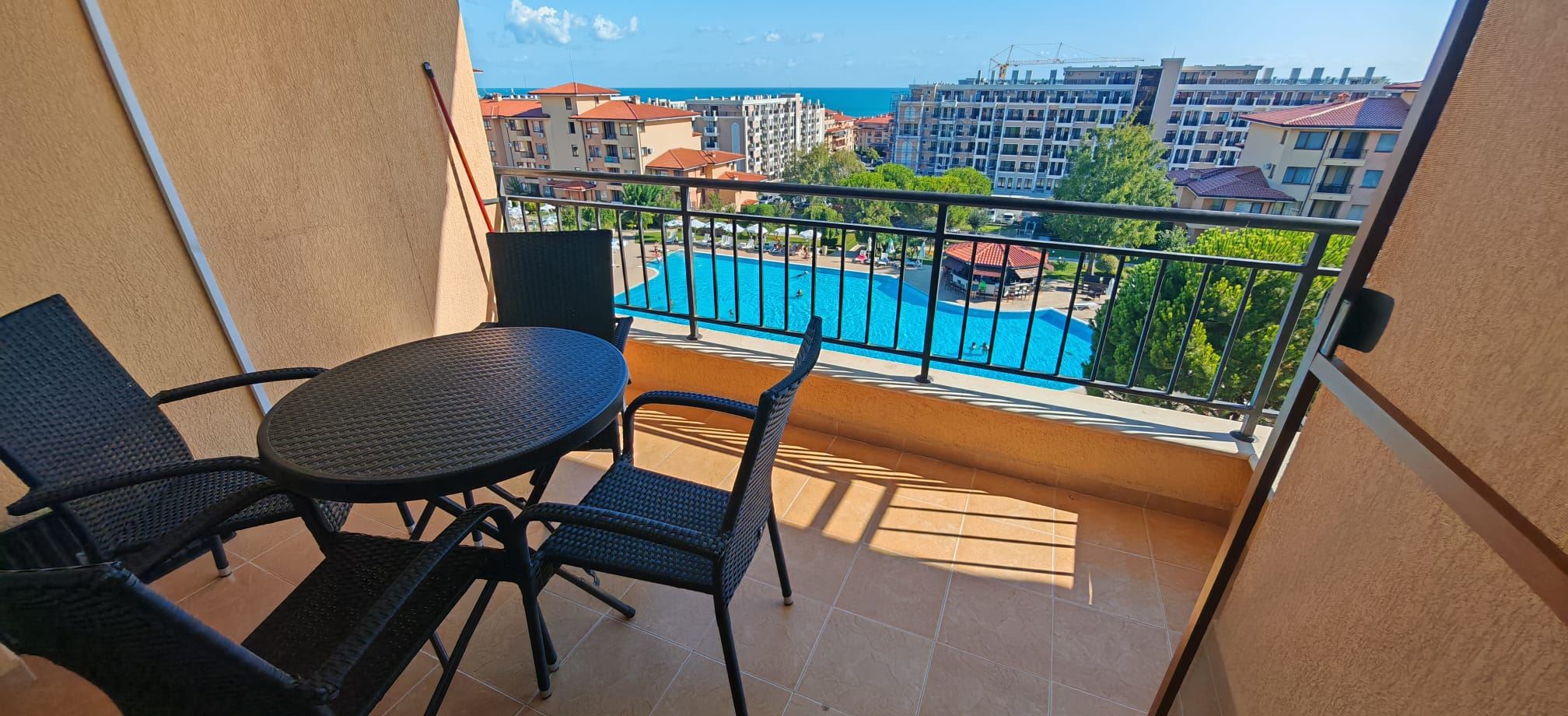 Panoramablick auf das Meer und die Pools – großzügige Drei-Zimmer-Wohnung in Sveti Vlas