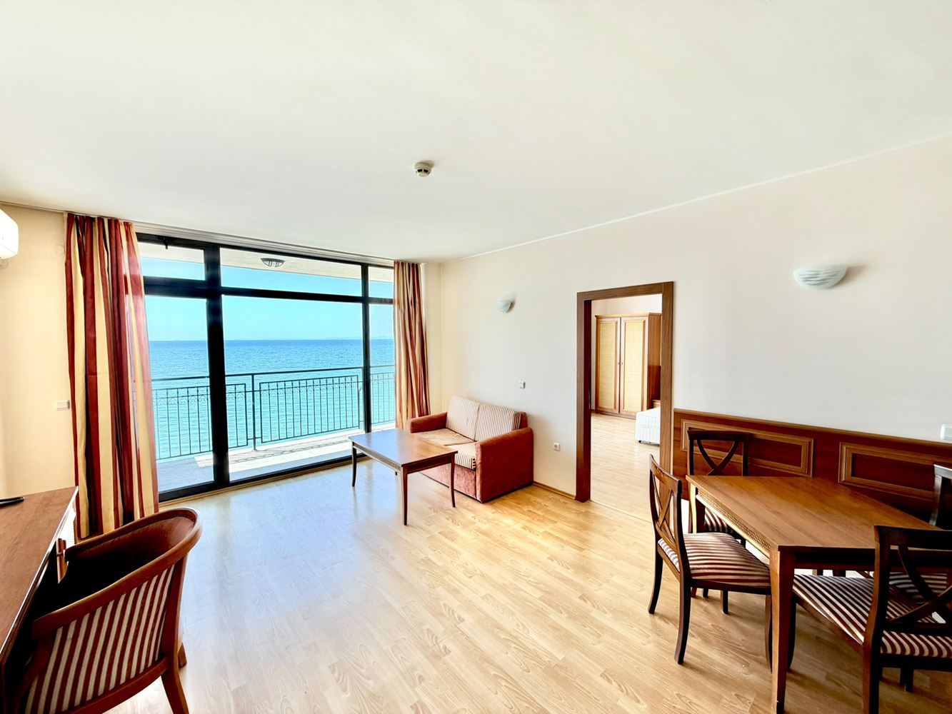 2-Zimmer-Wohnung mit Panoramablick auf das Meer in erster Meereslinie in Sveti Vlas
