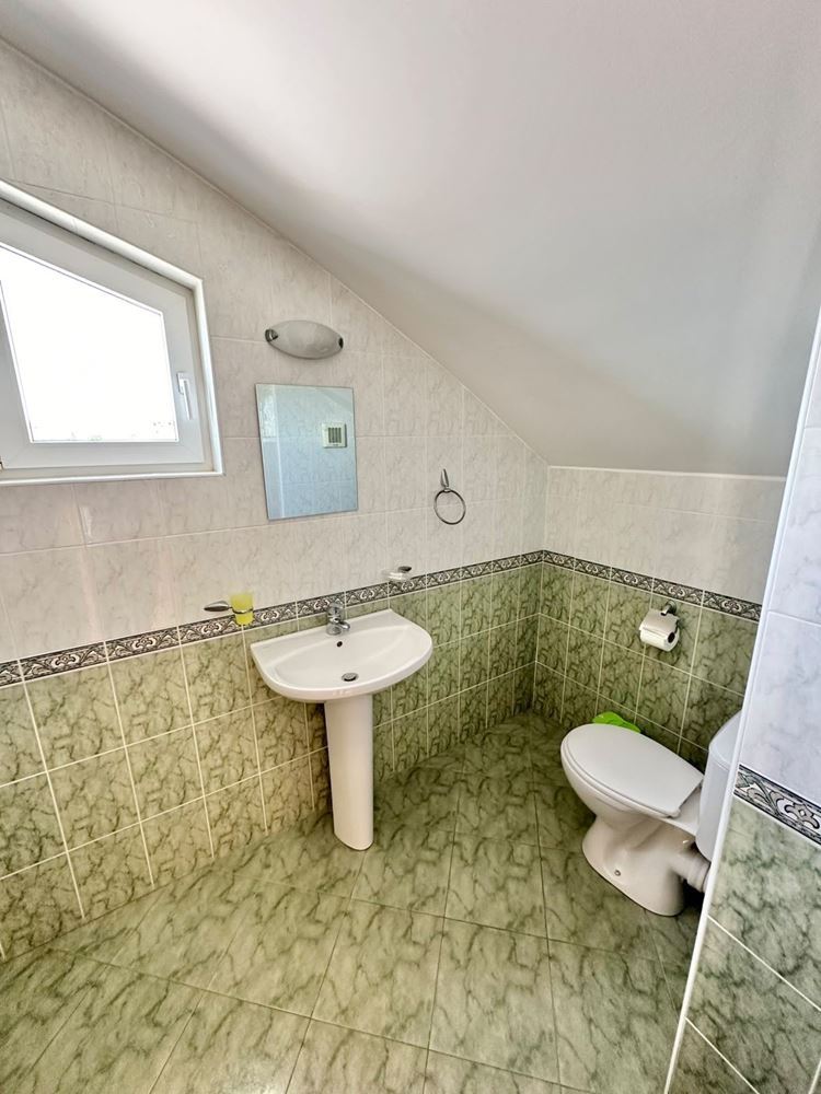 Erste Meereslinie in Sveti Vlas – beeindruckende Maisonettewohnung mit drei Schlafzimmern, Panoramablick und riesiger Terrasse
