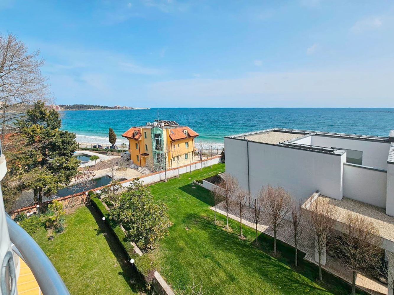 Luxuriöse Drei-Zimmer-Wohnung mit Meerblick in erster Linie in Ravda – 114 m², zwei Terrassen und maximaler Komfort