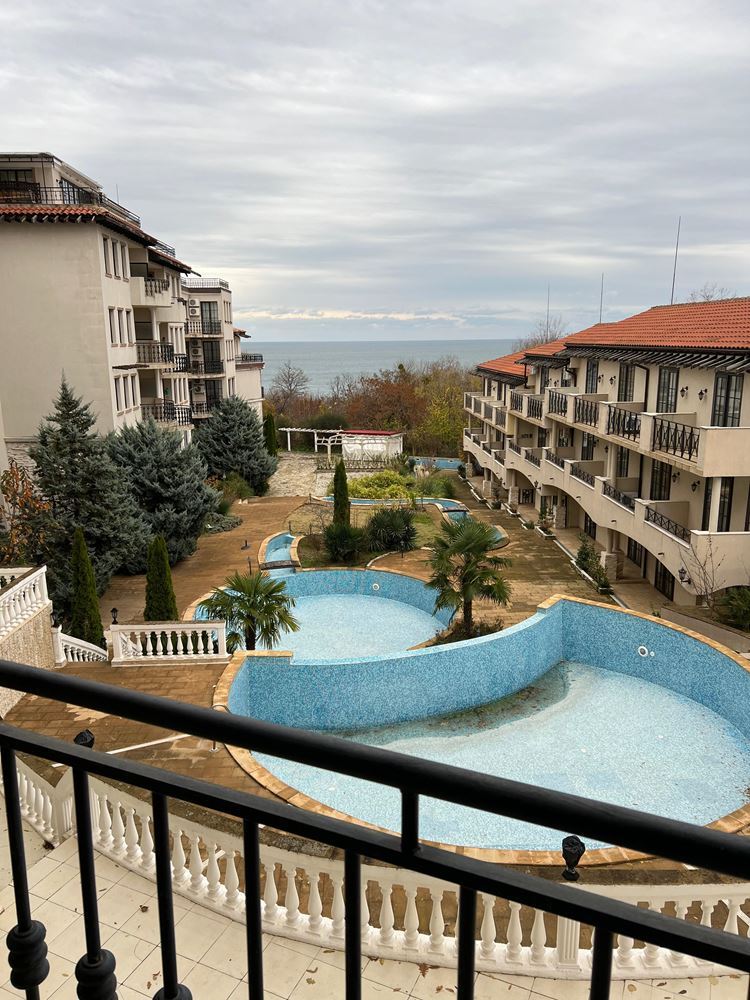 Einzigartige Drei-Zimmer-Wohnung mit Panoramablick auf das Meer und den Pool in erster Meereslinie in Obzor