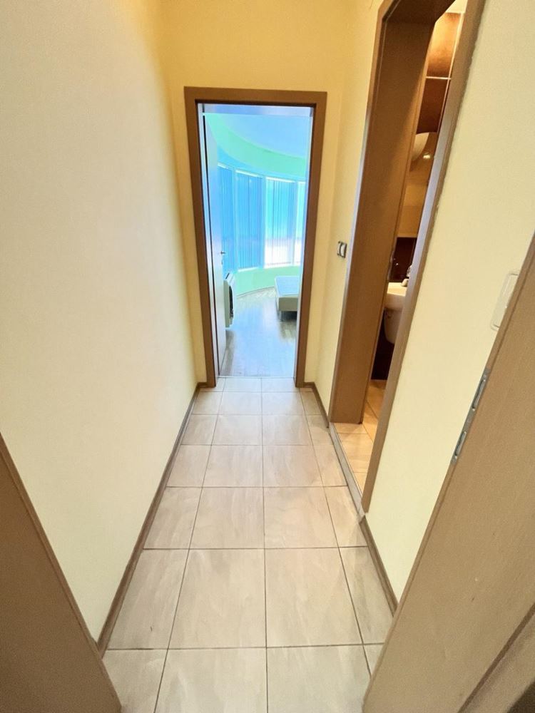 Geräumige Wohnung mit einem Schlafzimmer und Poolblick in einer hervorragend gepflegten Anlage in Pomorie