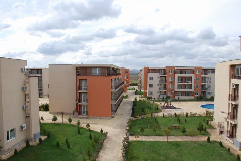 Vollständig eingerichtetes Ein-Zimmer-Apartment im obersten Stock in Sunny Beach – Poolblick und luxuriöse Atmosphäre