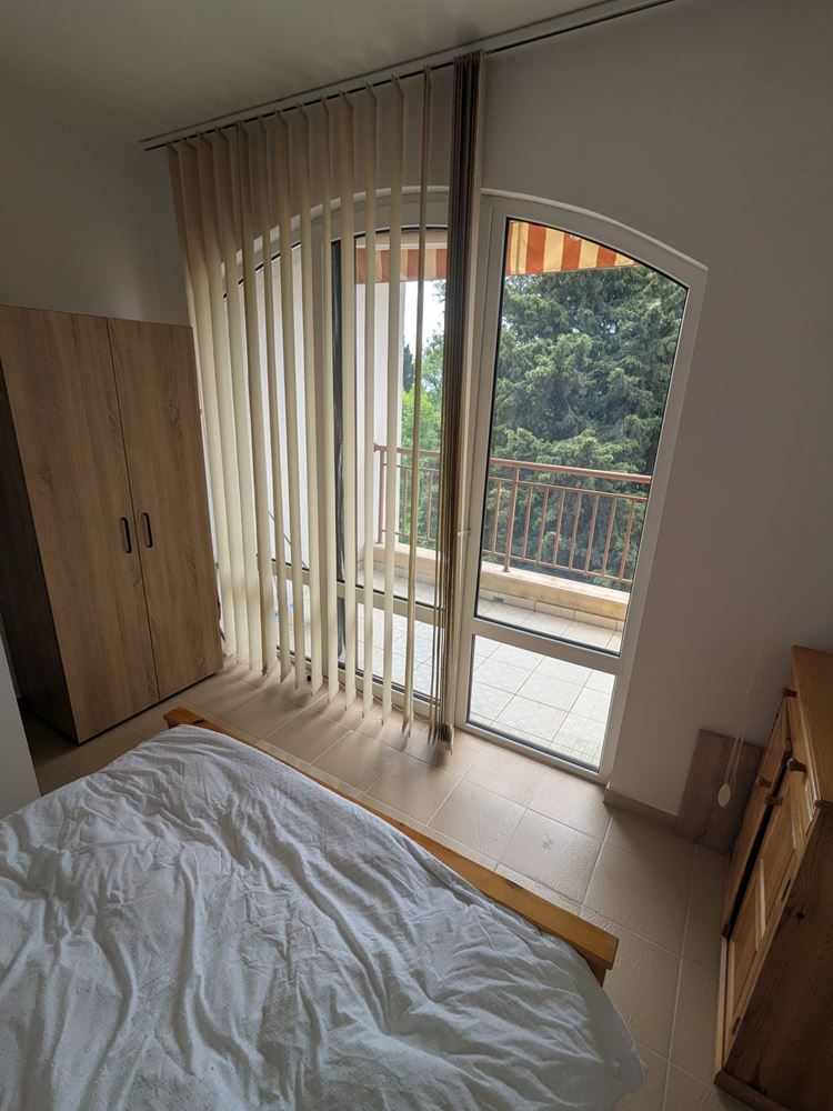 Geräumige Drei-Zimmer-Wohnung mit frontalem Meerpanorama in einer Anlage in Ravda