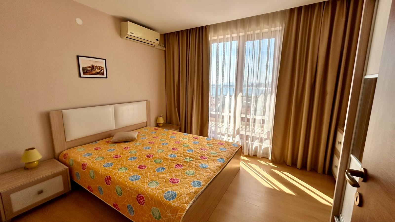 Sveti Vlas – Drei-Zimmer-Wohnung mit direktem Panoramablick auf das Meer in einer Anlage in erster Linie