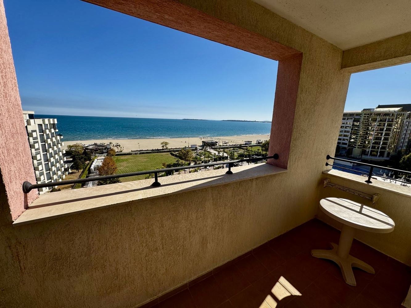 Geräumige 2-Zimmer-Wohnung mit großer Terrasse und Panoramablick auf das Meer