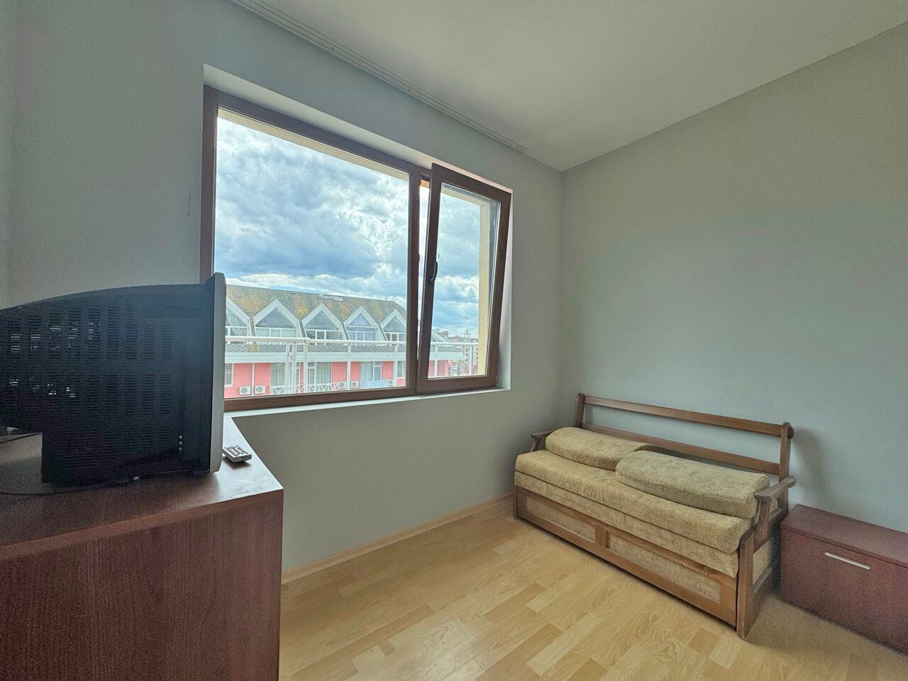 Panoramawohnung mit einem Schlafzimmer, großer Terrasse und offenem Blick – Sonnenstrand