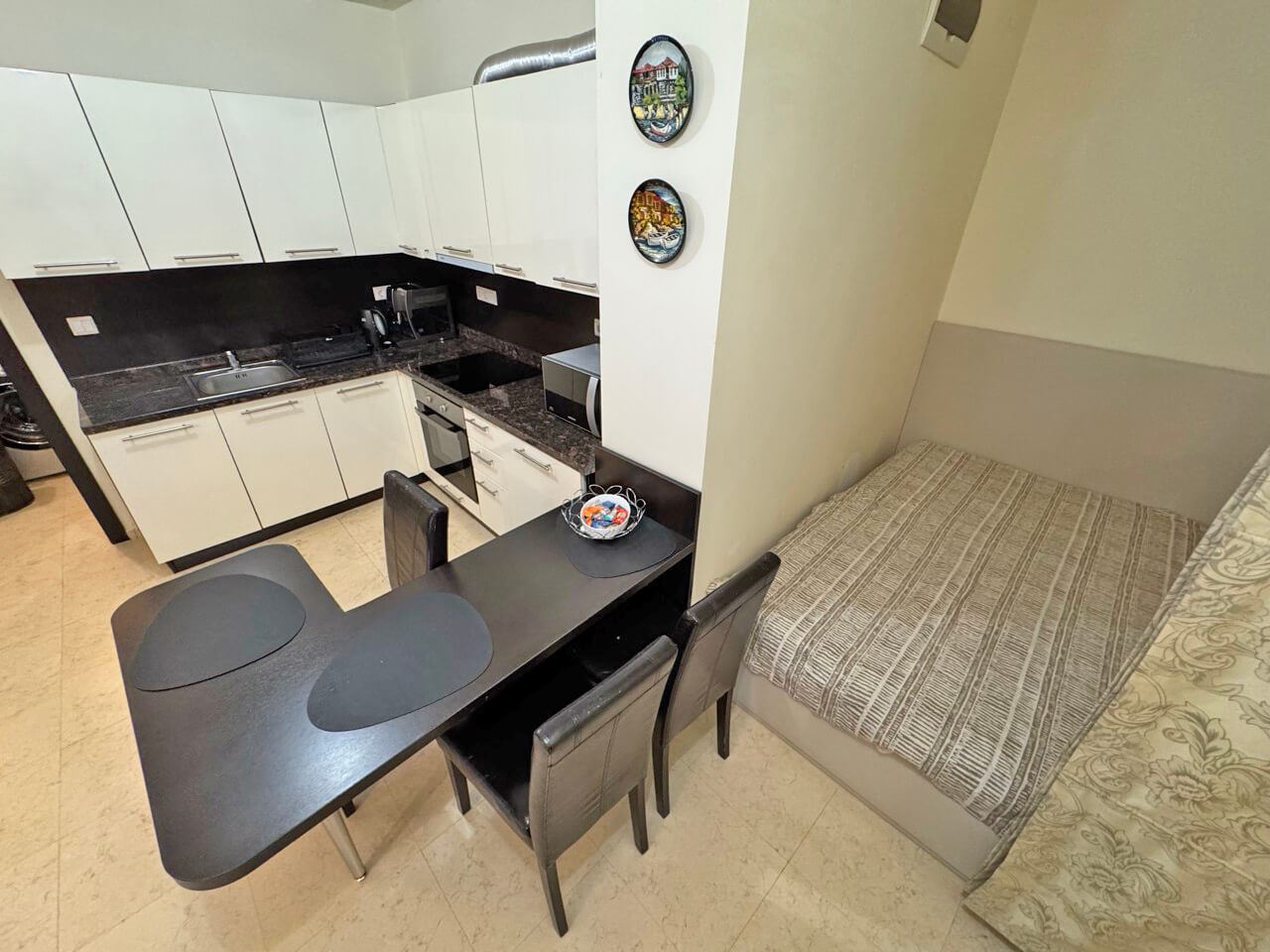 Elegante 2-Zimmer-Wohnung in erster Meereslinie in Sveti Vlas mit direktem Zugang zu Garten und Pool