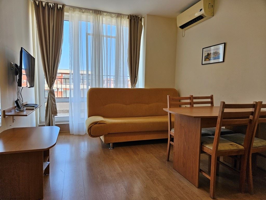 Vollständig eingerichtetes Ein-Zimmer-Apartment im obersten Stock in Sunny Beach – Poolblick und luxuriöse Atmosphäre