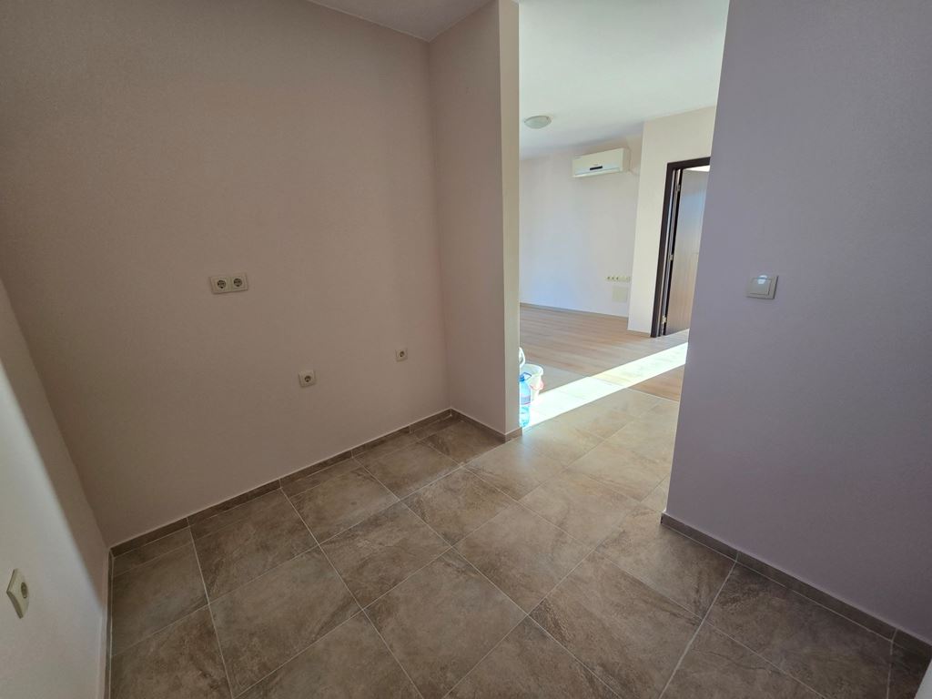 Neue Wohnung mit einem Schlafzimmer in Pomorie – renoviert, bereit zur Möblierung, mit geräumigem Balkon und Grill