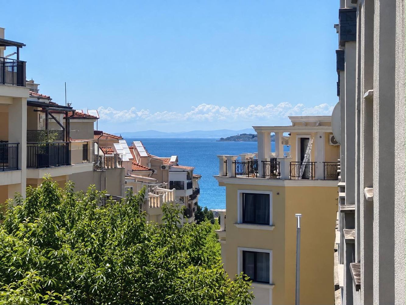Großes Studio mit teilweise Meerblick in Sveti Vlas – hervorragende Lage und bezugsfertig