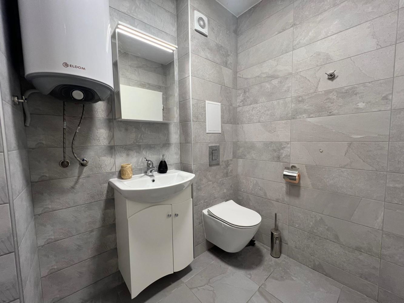 Großzügige Drei-Zimmer-Wohnung (Apartment mit zwei Schlafzimmern) mit großer Terrasse und Parkplatz in Sozopol – nahe Harmani-Strand