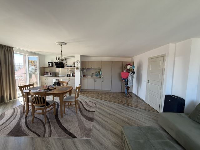 Geräumige Zwei-Zimmer-Wohnung mit Meerblick im Herzen von Sarafowo und der Möglichkeit zum Umbau in eine Drei-Zimmer-Wohnung