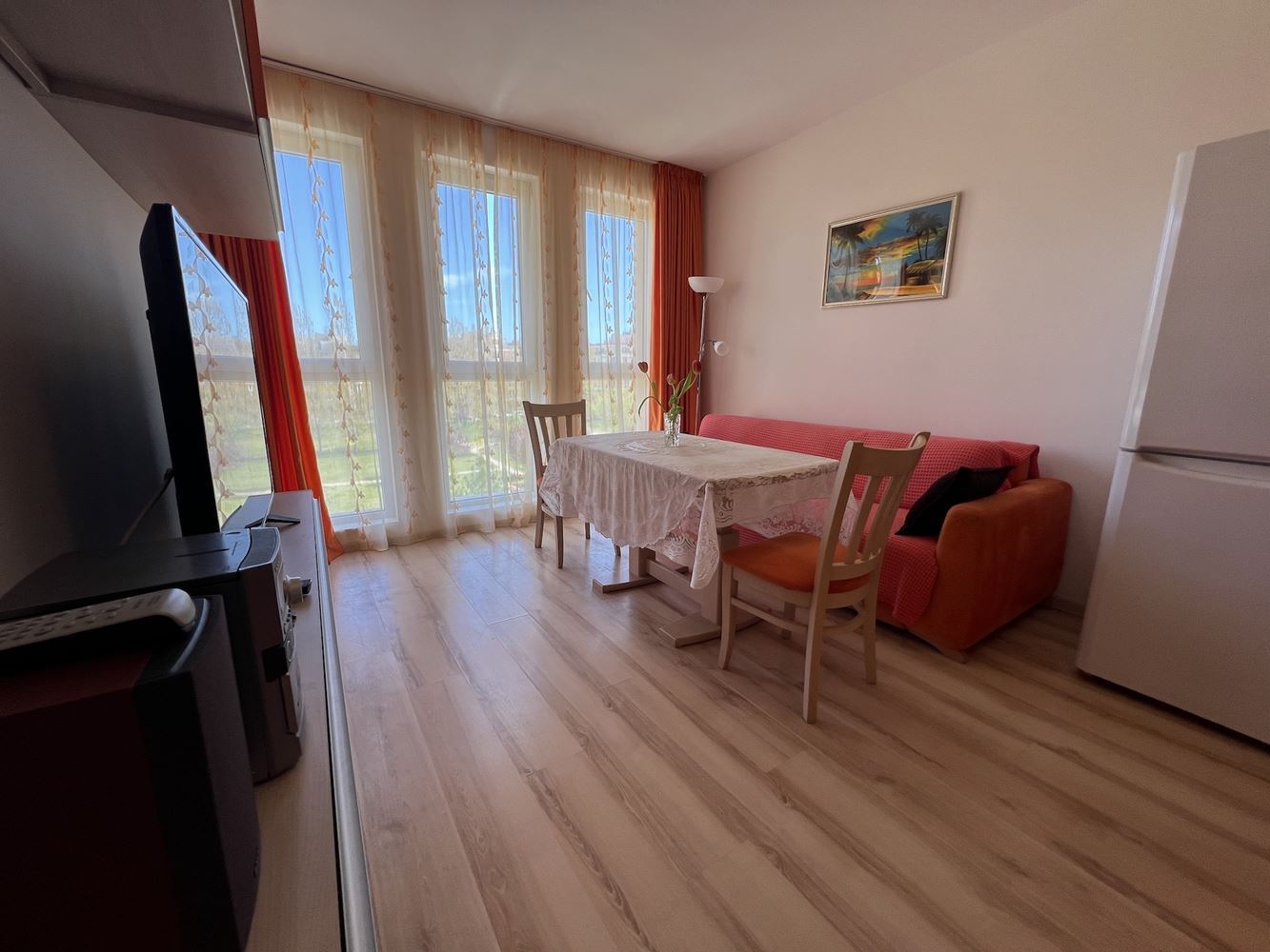 Sonnige Zweizimmerwohnung in Sonnenstrand – voll möbliert, mit ausgezeichneter Lage nahe dem Strand