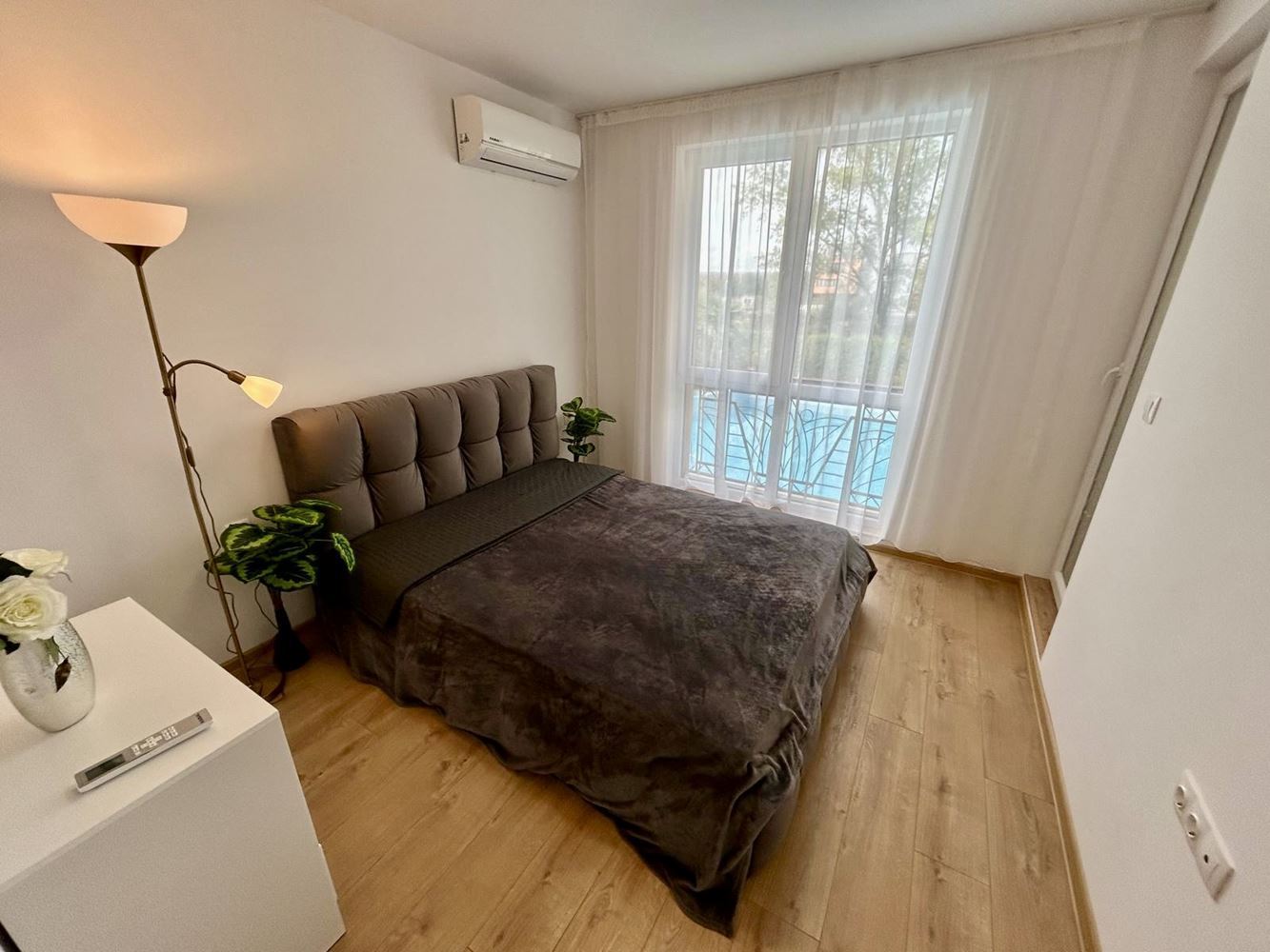 Zwei-Zimmer-Oase in einem neuen Luxuskomplex in Sonnenstrand – mit Poolblick