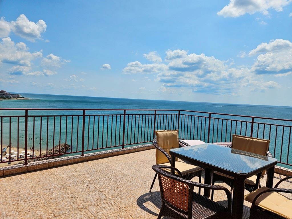 Luxuriöses Panoramaapartment in erster Meereslinie mit zwei Schlafzimmern und einer riesigen Terrasse