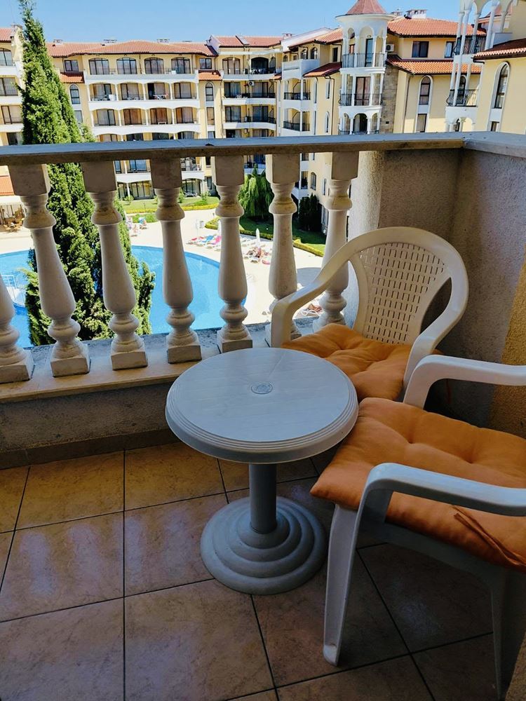 Meereskomfort mit Poolblick – Wohnung mit einem Schlafzimmer in einer prestigeträchtigen Anlage in Sonnenstrand