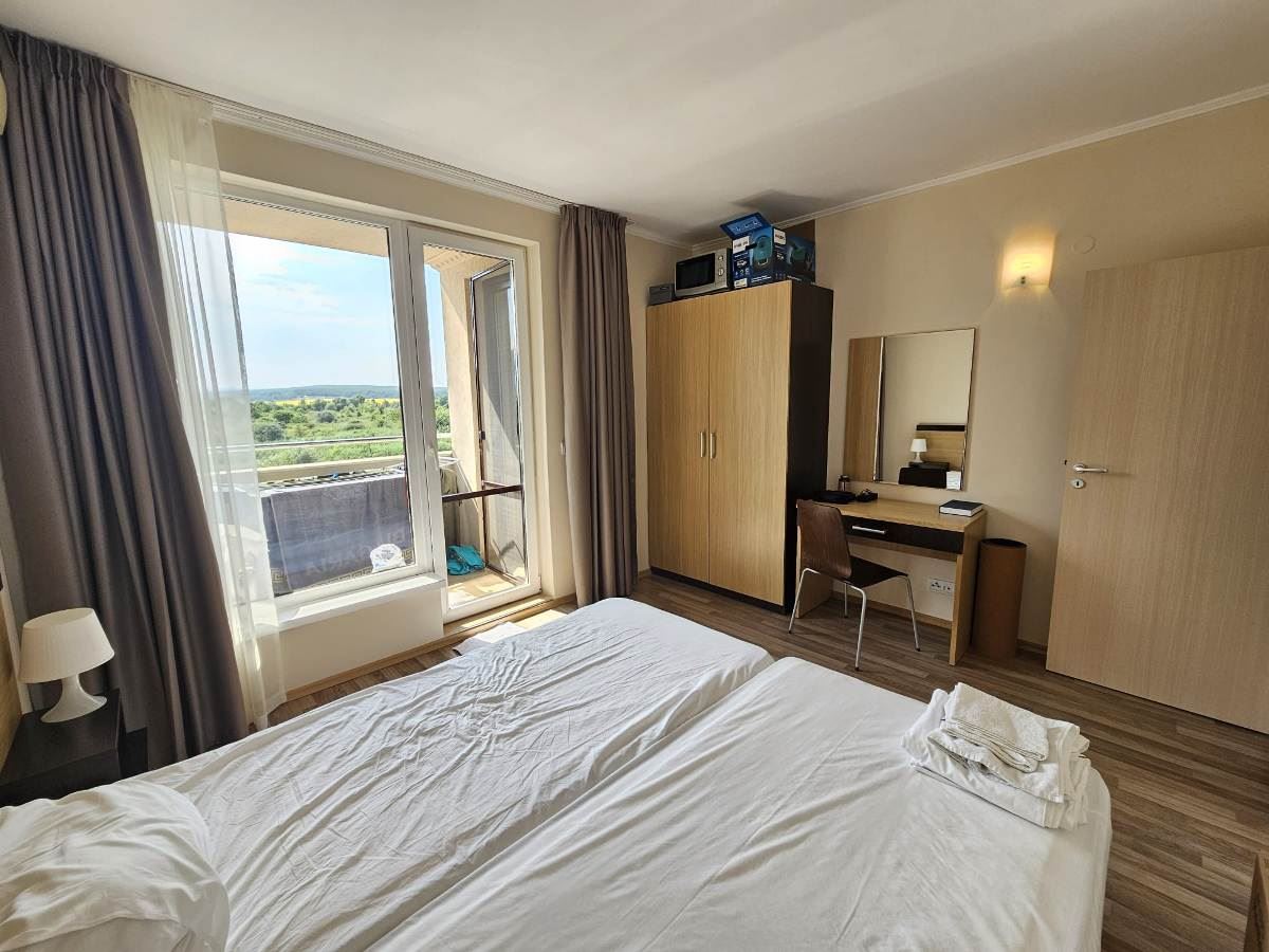 Luxuriöse Drei-Zimmer-Wohnung mit drei Schlafzimmern in erster Meereslinie in Obzor – Panoramablick auf Meer und Berge