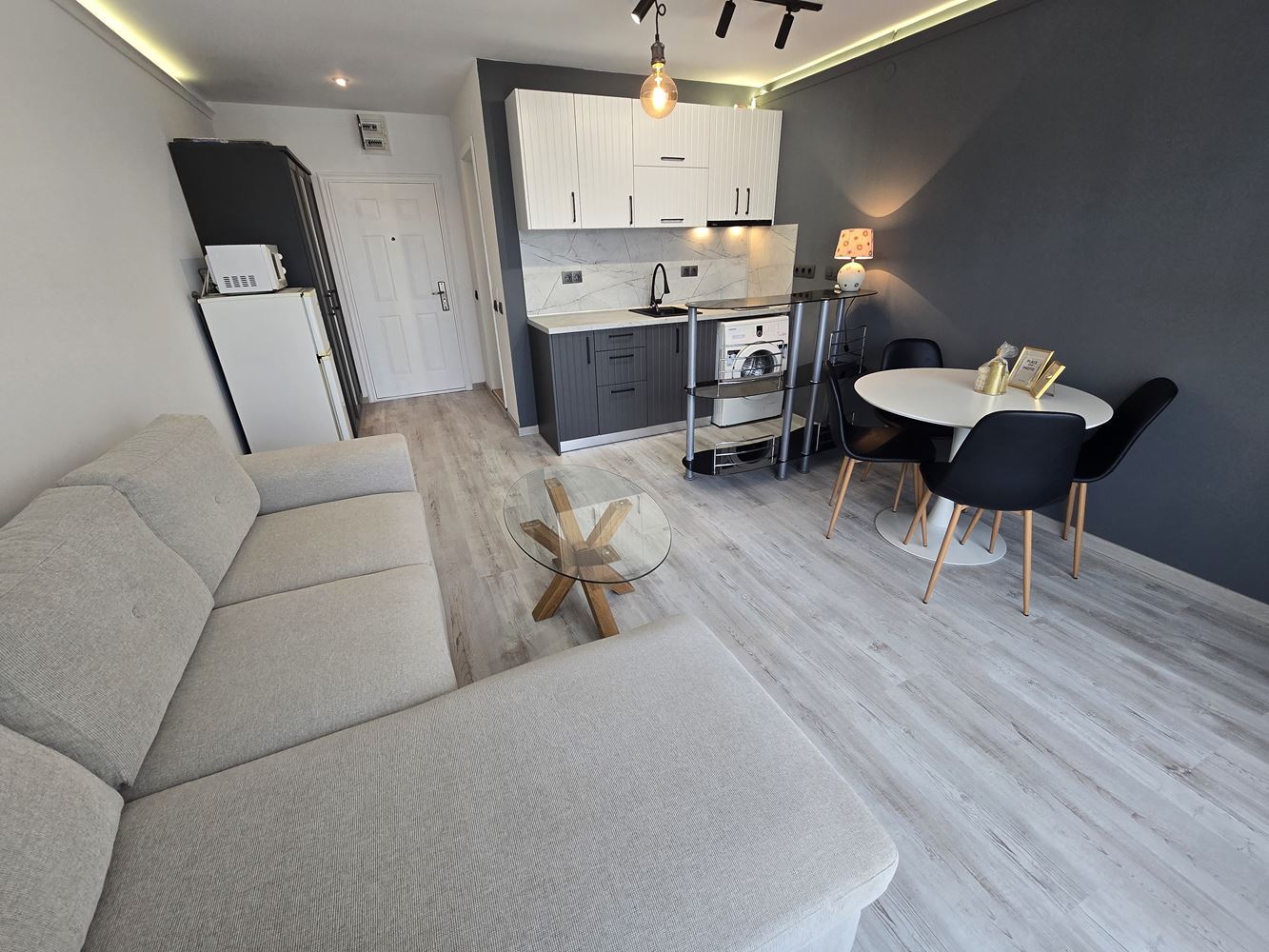 Modernes Studio mit neuer Renovierung und ruhigem Ausblick – ein perfekter Ort zur Erholung am Sonnenstrand