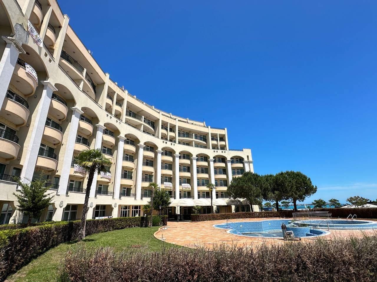 Geräumige Wohnung mit Meerblick in erster Meereslinie in Pomorie – Ferienimmobilie mit dem Gefühl eines luxuriösen Resorts