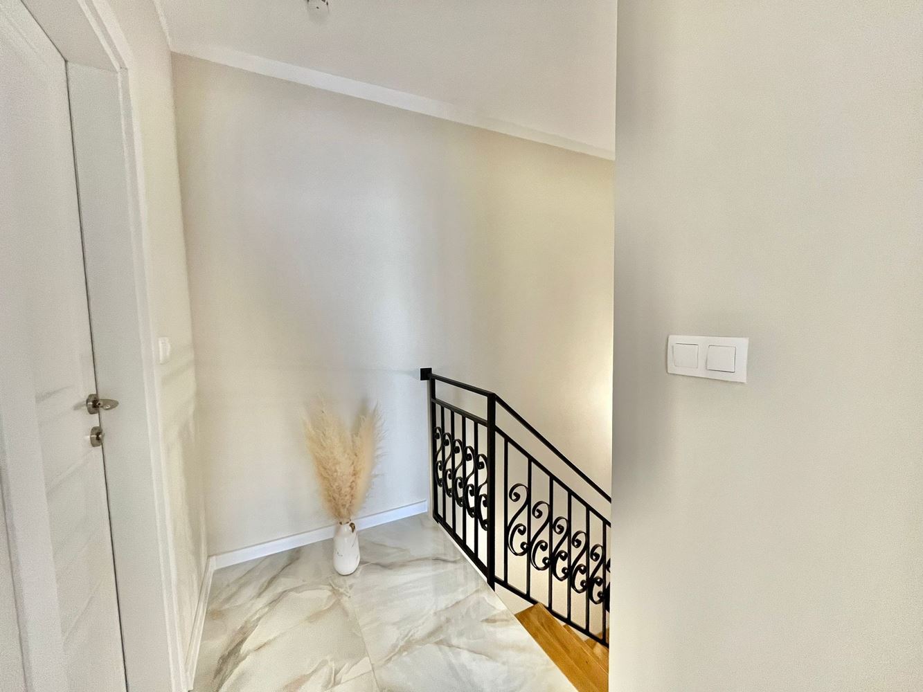 Luxuriöse Drei-Zimmer-Wohnung auf zwei Ebenen im Herzen von Rawda – Neubau mit Swimmingpool und Premium-Komfort