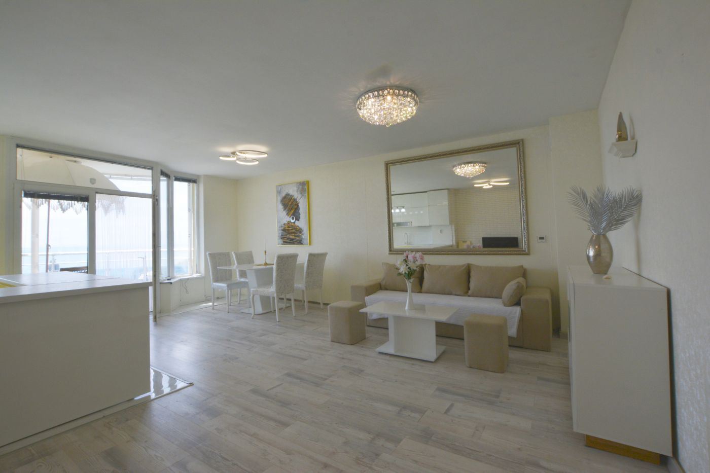 Luxuriöse Drei-Zimmer-Wohnung mit Meerblick in erster Reihe in Ravda – 114 m², zwei Terrassen und maximaler Komfort