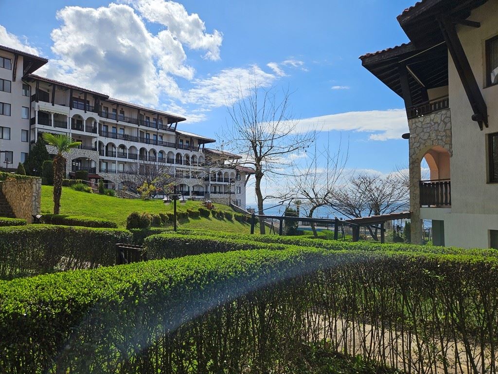 Luxus in erster Meereslinie – stilvolle Wohnung mit Veranda, privatem Garten und Meerblick in Sveti Vlas