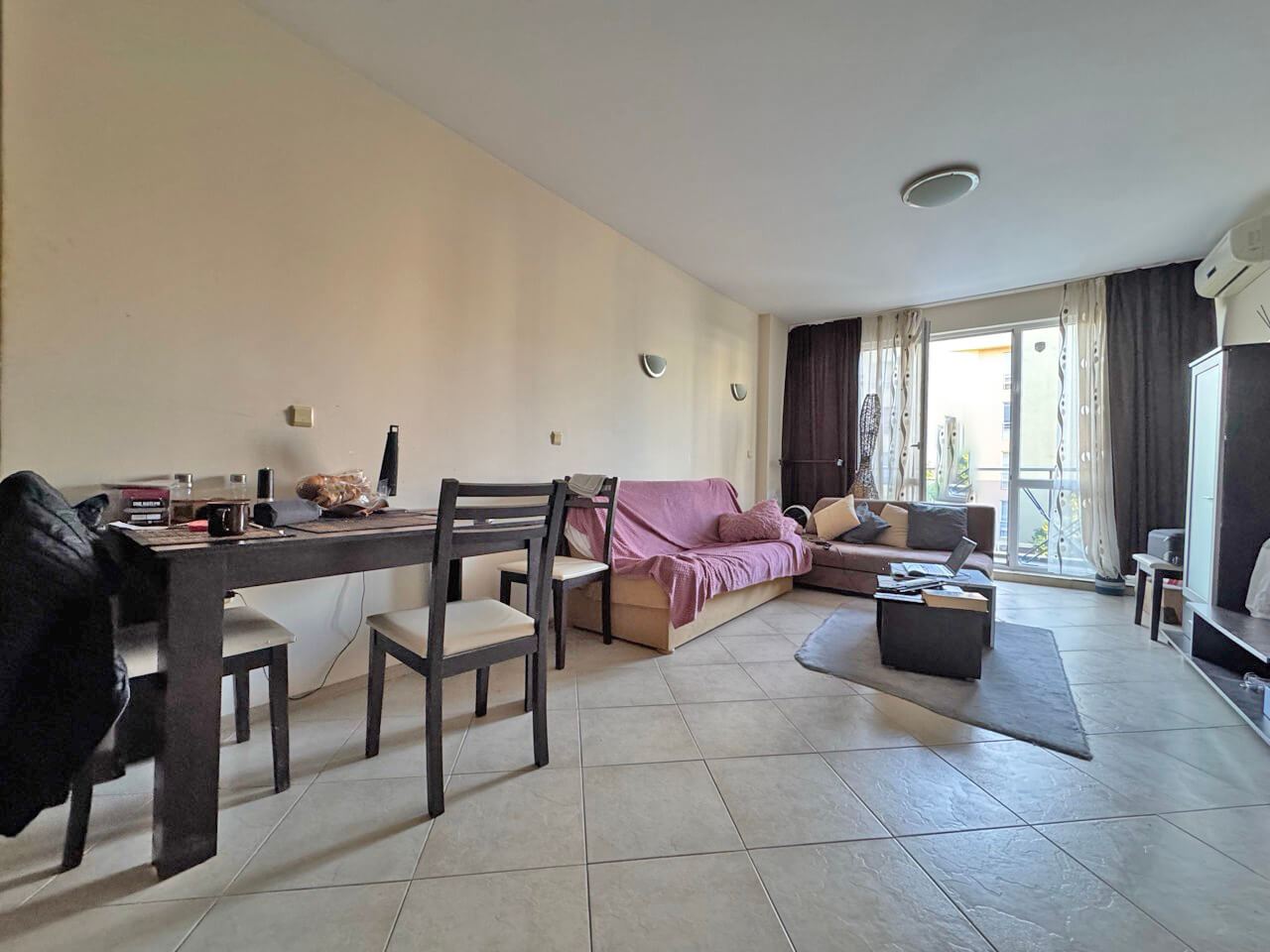 Geräumige Zwei-Zimmer-Wohnung mit niedriger Wartungsgebühr am Sonnenstrand