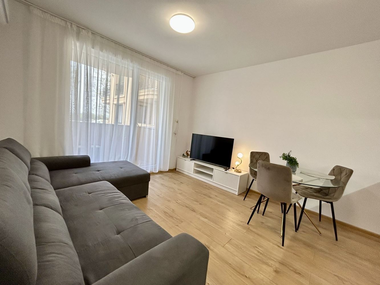 Zwei-Zimmer-Oase in einem neuen Luxuskomplex in Sonnenstrand – mit Poolblick