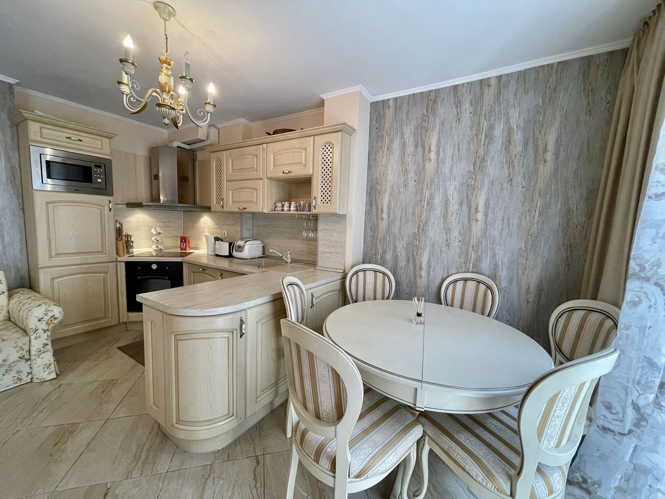 Luxuriöses Maisonette-Apartment mit Garten in Elite-Komplex – Komfort und Entspannung in Meeresnähe