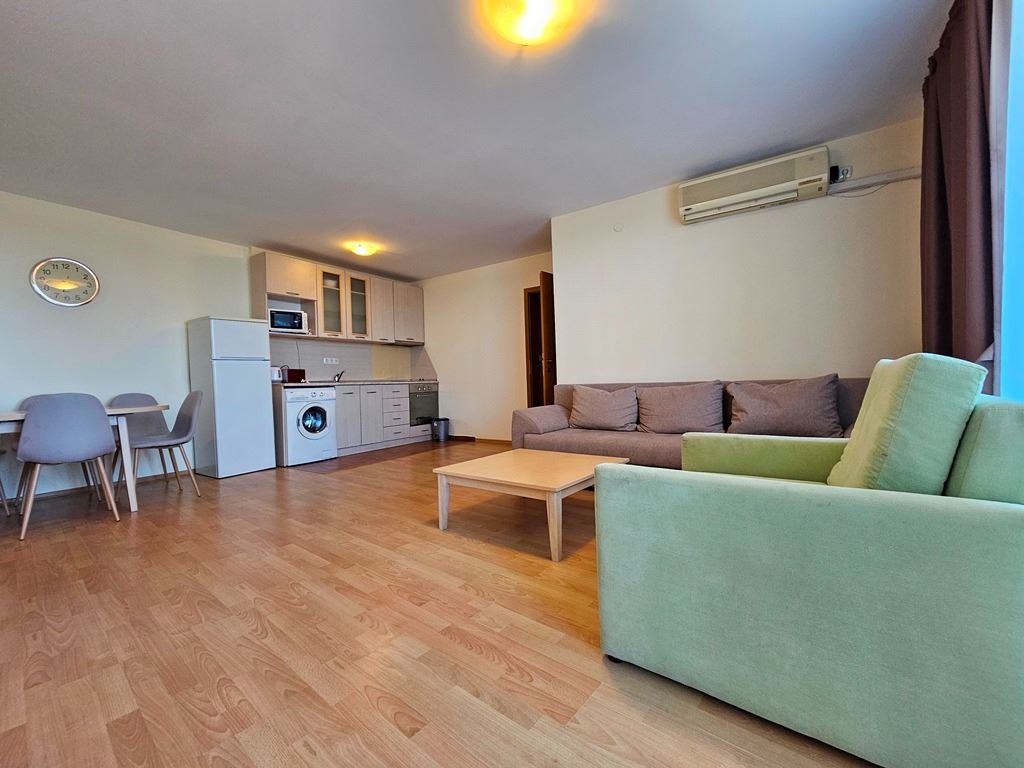 Erste Meereslinie in Sveti Vlas – geräumige Wohnung mit zwei Schlafzimmern und hervorragender Infrastruktur