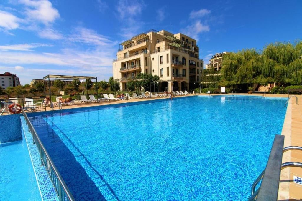 Wohnung in Sveti Vlas 300 m vom Strand entfernt – hervorragende Lage, Luxuskomplex mit mediterraner Atmosphäre