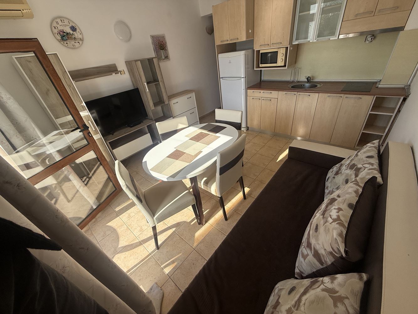 Zwei-Zimmer-Wohnung in Sveti Vlas – 300 m vom Meer entfernt, hervorragende Infrastruktur und Ratenzahlung bis Jahresende