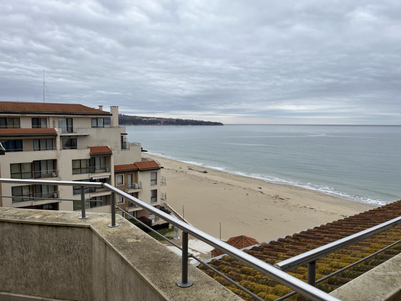 Obzor – möblierte Ein-Zimmer-Wohnung in erster Meereslinie mit Panoramameerblick