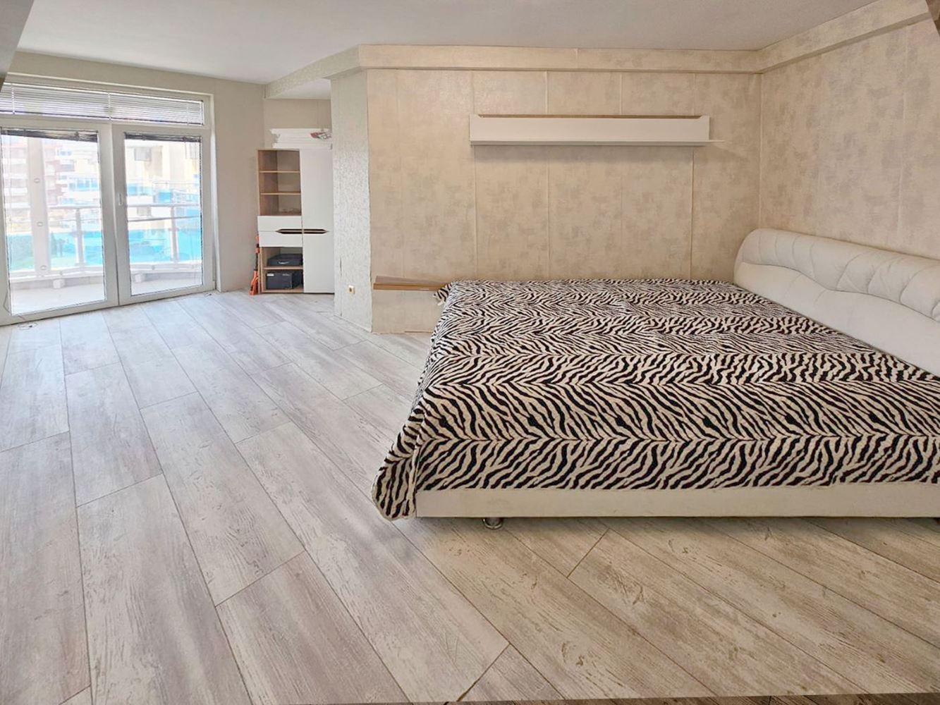 Luxuriöse Drei-Zimmer-Wohnung mit Meerblick in erster Linie in Ravda – 114 m², zwei Terrassen und maximaler Komfort