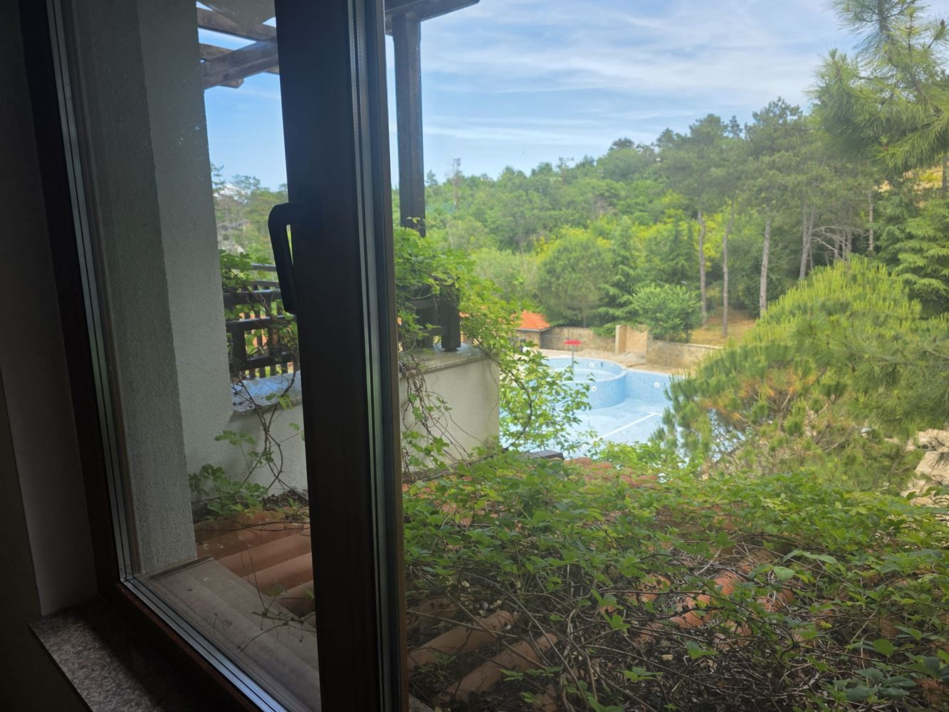 Geräumiges Apartment mit zwei Schlafzimmern und Meerblick in einer Anlage bei Sozopol – Komfort, Natur und Ruhe vereint
